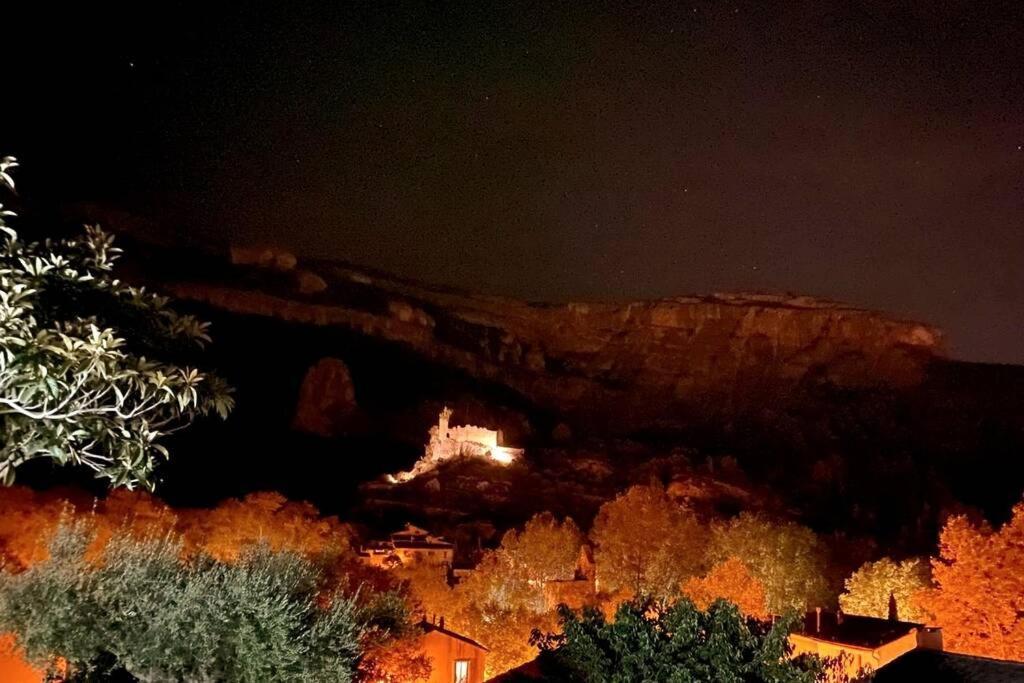 Vue Panoramique Sur Le Chateau,Montagne Et Grottes Fontaine-de-Vaucluse Exterior photo